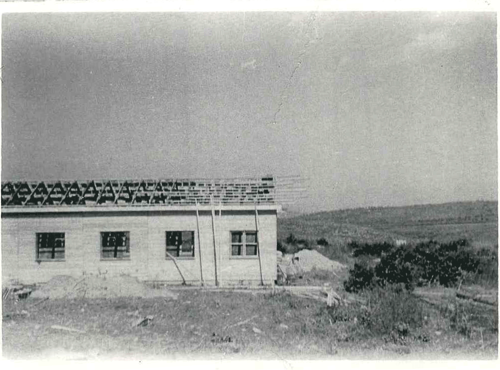 בניית הצריפים הראשונים